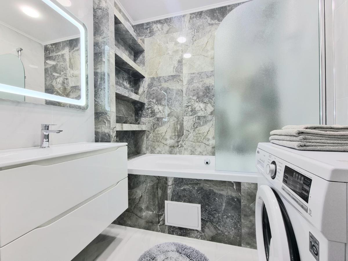 Center, Albisoara Str., 1Bedroom And Living With Balcony Chisinau Bagian luar foto